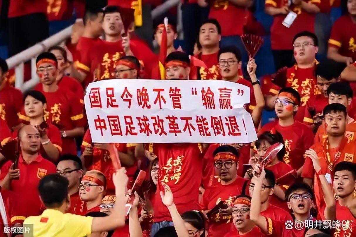 热门球队在国际赛事中展现实力，引发争议