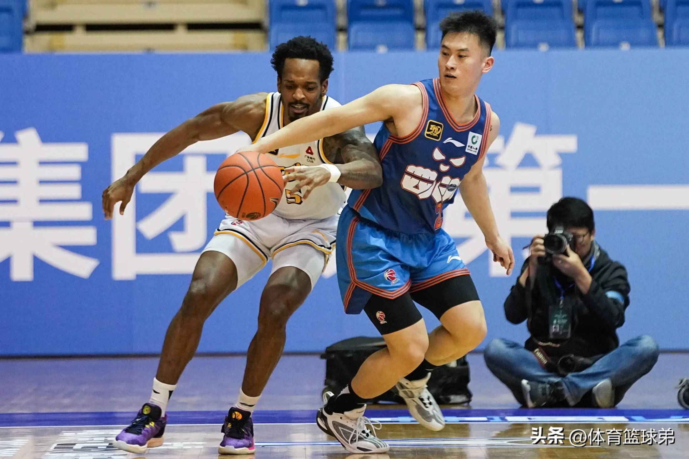 他原是篮球明星，如今在烹饪界大展宏图的简单介绍