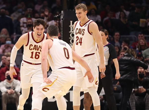 骑士战胜老鹰，豪取四连胜