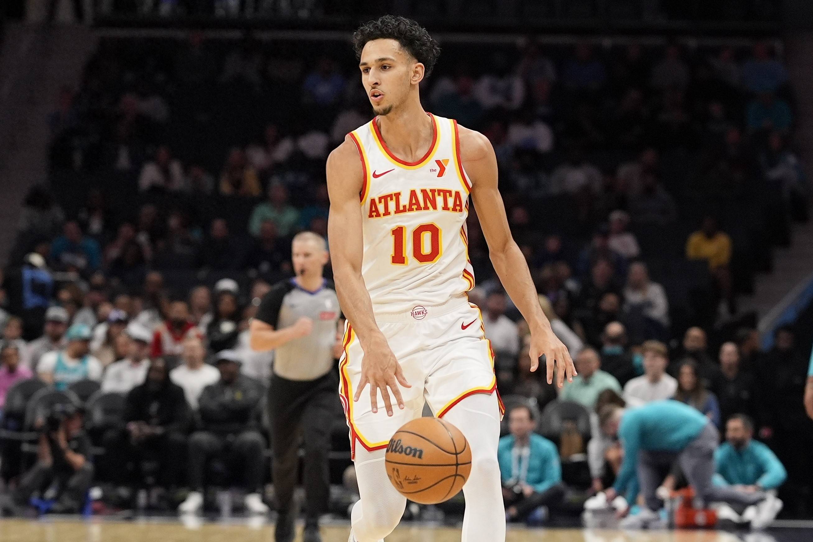 关于老鹰客场胜热火，年轻球员表现亮眼的信息