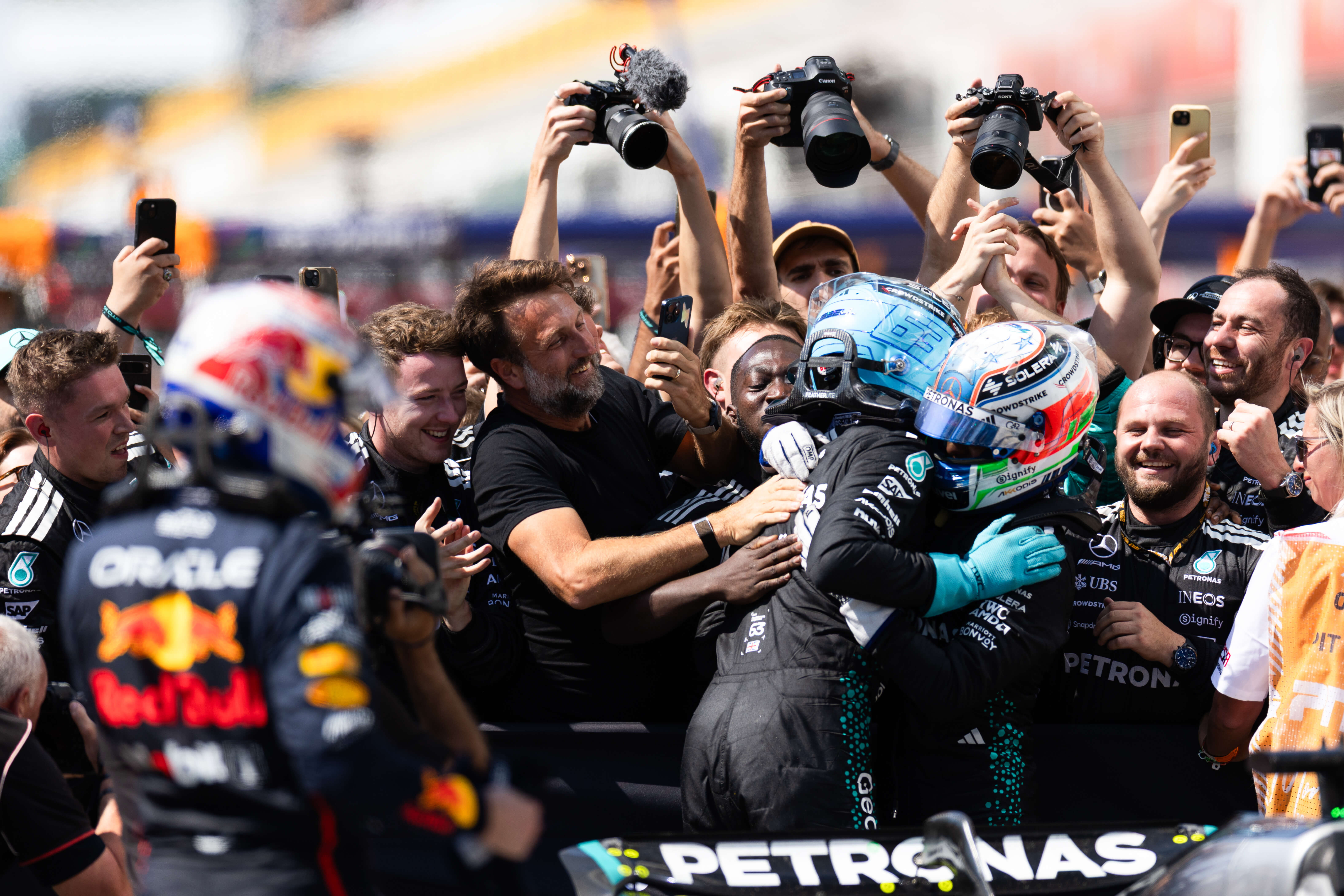 雷诺车队翻盘梅赛德斯，拉塞尔扛起全队